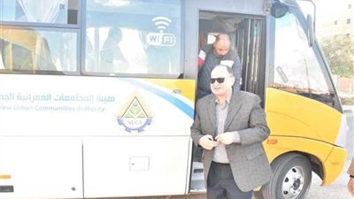 محافظ أسيوط يتفقد مدينة أسيوط الجديدة مستقلًا اتوبيس الجهاز ويلتقي المواطنين ويتفقد المنشآت والأسواق التجارية