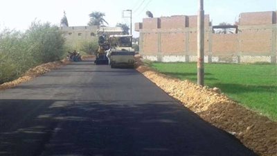 محافظ أسيوط: رصف طرق بأطوال 5 كيلو متر بالقوصية ضمن خطة المحافظة لتحسين شبكة الطرق الداخلية