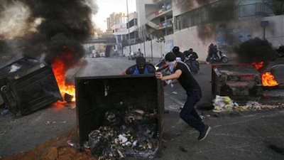 قطع واسع للطرق بلبنان اعتراضا على تسمية 