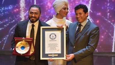 بالصور.. وزير الشباب والرياضة يكرم الفنان تامر حسنى