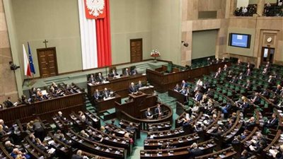 برلمان بولندا يمرر قانوناً لمعاقبة القضاة المناهضين للإصلاحات القضائية