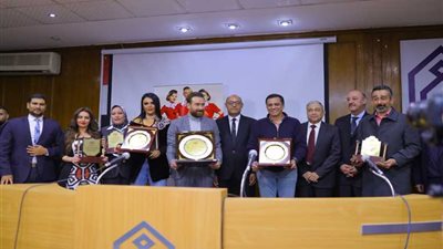 بالصور.. تكريم نجوم الفن و الإعلام بحفل تخرج المنحة الروسية