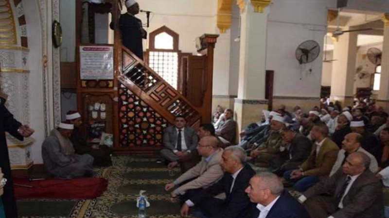 محافظ بني سويف يصلي