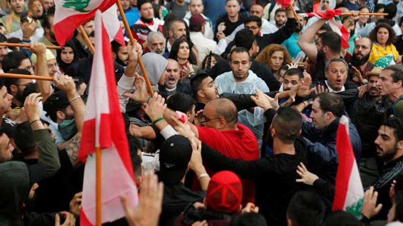 توتر وتدافع بين المتظاهرين