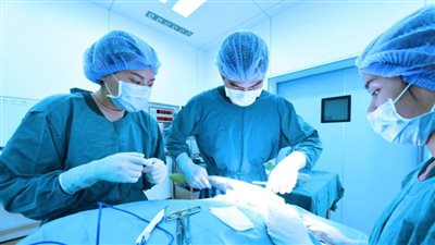 أطباء صينيون يزرعون رئتين لمريض مصاب بفيروس كورونا