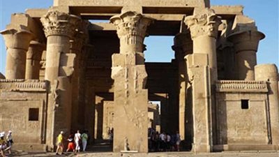 الآلاف ينتظرون غدا تعامد الشمس على مقصورة 