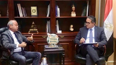 العناني يبحث آخر مرحل تطوير هضبة الأهرامات