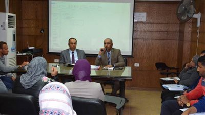 نائب محافظ المنيا يبحث تحديات القطاع الصحي وتحسين الخدمات