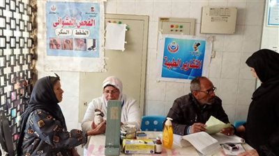 الكشف على 1726 حالة خلال قافلة طبية بمركز العدوة بالمنيا