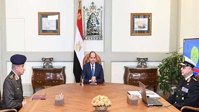 الرئيس السيسي يستعرض مع وزير الدفاع تدابير وإجراءات حماية الحدود المصرية