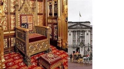 راقصة تجلس على 