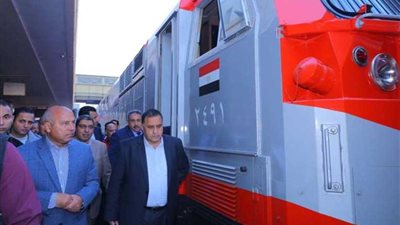 وزير النقل يشهد تشغيل أحد الجرارات الجديدة بالصعيد