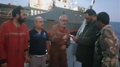 عاجل ..البحرية الليبية تحتجز سفينة تركية وتسحبها الى ميناء رأس الهلال (فيديو- وصور)