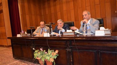 محافظ المنيا يناقش مع مسؤولي التعليم والطلاب تحديات النظام الجديد باستخدام 