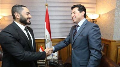 وزير الشباب يكرم الفنان تامر حسني