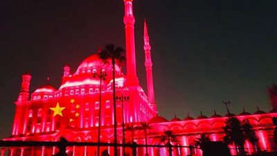 مصر تضئ الآثار المصرية باللون الأحمر تضامنا مع الشعب الصيني
