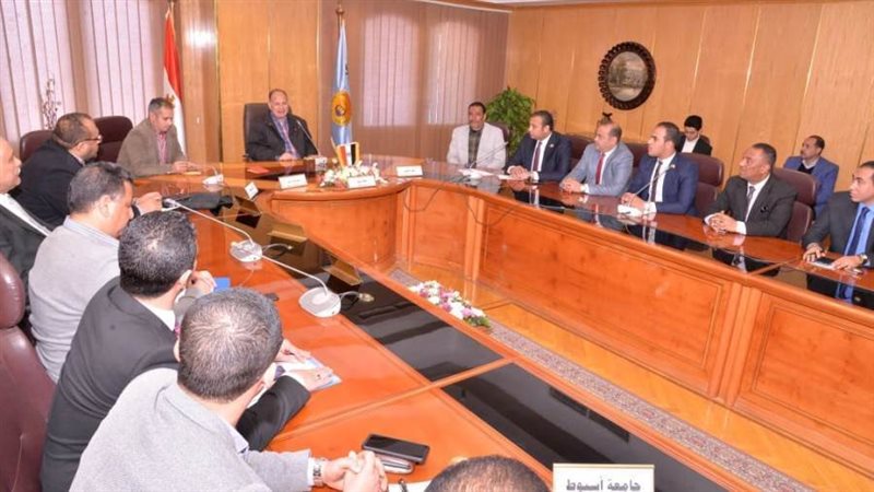 لقاء المحافظ بالشباب