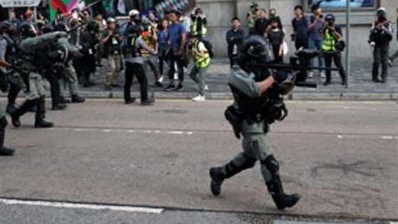 شرطة هونج كونج تطارد