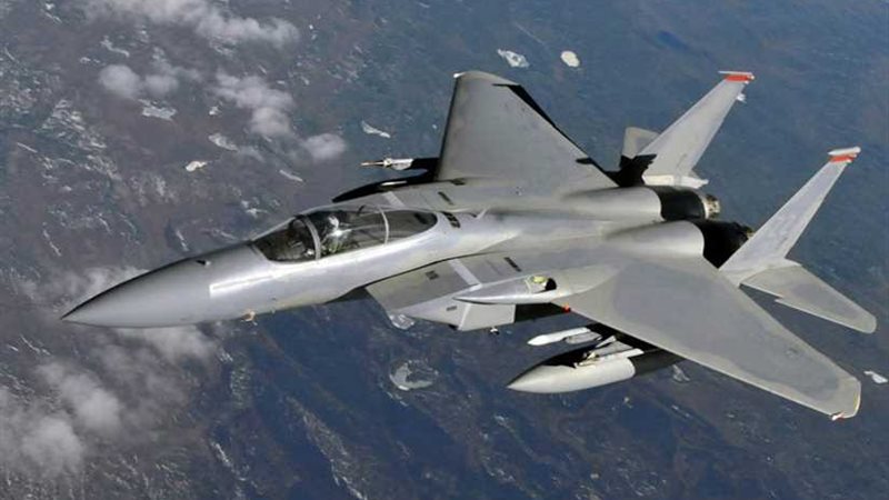 طائرة أمريكية تحلق