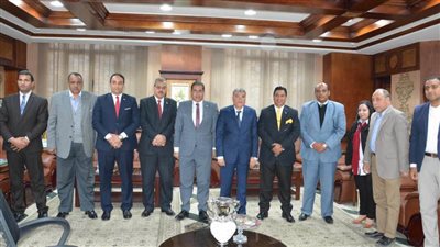 محافظ المنيا يبحث مع وفد بنك مصر تمويل المشروعات الصغيرة