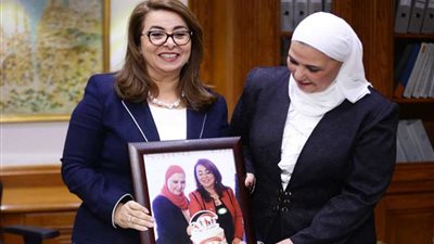 غادة والي تستقبل الوزيرة الجديدة بالورود وصورة تذكارية