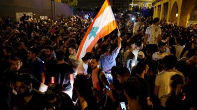 المتظاهرون اللبنانيون يحتشدون أمام المجلس النيابي ويقطعون عددا من الطرق