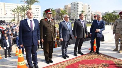 بالصور.. محافظ بورسعيد يضع إكليلا من الزهور على النصب التذكاري