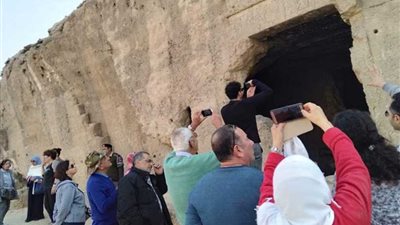 وفد سياحي أمريكي يزور معبد حتشبسوت بالمنيا