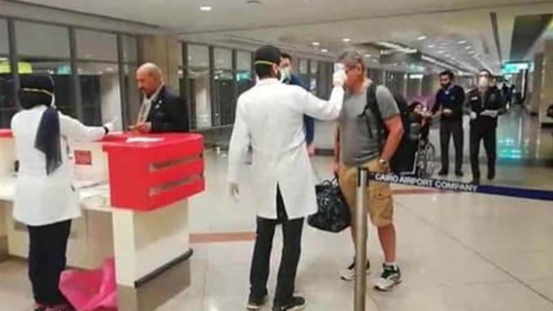 عملية فحص أحد المسافرين