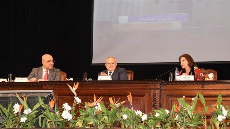 وزير الإسكان يستعرض