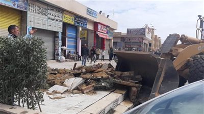 حملة لإزالة التعديات وغلق وتشميع المحال المخالفة بحدائق أكتوبر