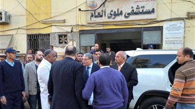 محافظ المنيا يتابع حالة المصابين في حادث انقلاب سيارة بالصحراوي الغربي بدير مواس