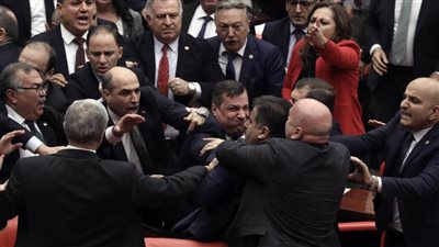 اشتباكات بالأيدي في البرلمان التركي بسبب انتقادات لـ