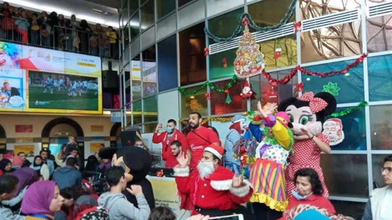 طغمات ملائكة يحتفل