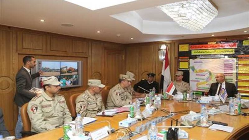 محافظ قنا يستعرض