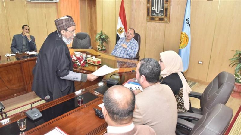 محافظ أسيوط يلتقى