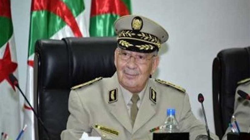 آلاف الجزائريين يتوافدون