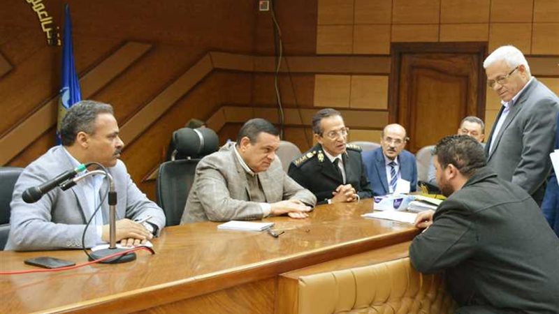 محافظ البحيرة يلتقي