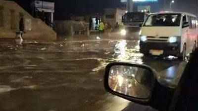 بالصور.. مياه البحر تغرق شوارع الإسكندرية