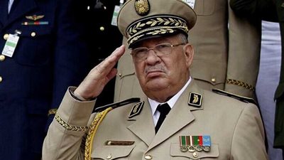 وصول جثمان رئيس الأركان الجزائري إلى قصر الشعب لبدء مراسم تشييع جنازته