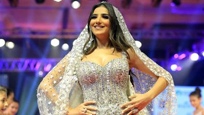 بالصور .. مي عمر تتألق بأغلى فستان زفاف في العالم قيمته ١٥ مليون دولار في ديفيليه البحيري ال ١٠٠ بحضور نجوم الفن