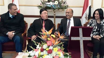 المصريين الأحرار يهنئ مطران المارونية ويهديه تذكارا