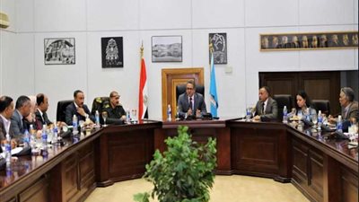 العناني يجتمع بقيادات قطاعات الآثار