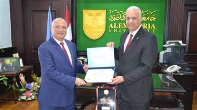 جامعة الإسكندرية تكرّم قيادات المحافظة 