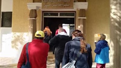 وفد سياحي ألماني يزور المناطق الأثرية بالمنيا