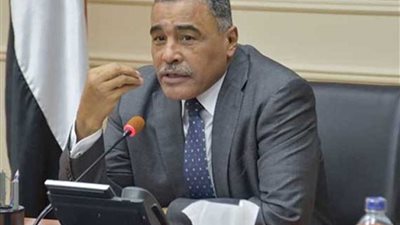 محافظ مطروح يدرس الحلول لحل مشكلة تسرب مياه الصرف بقرية 