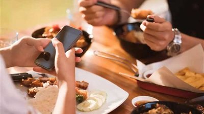 كثرة استخدامه تسبب السمنة.. ٥ طرق يدمر بها هاتفك خطتك لخسارة الوزن