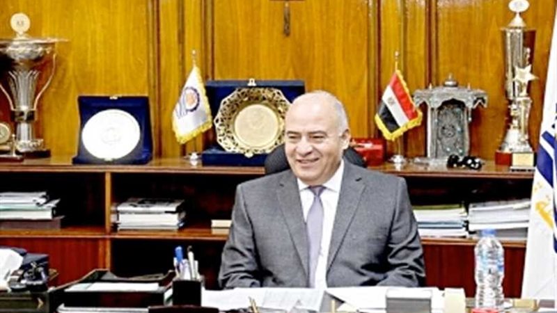 محافظ قنا يسلم عقودًا