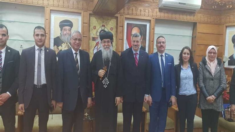 عبد المنعم يعقد اجتماعًا