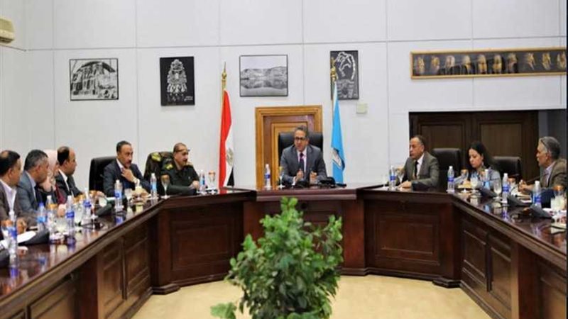 العناني يجتمع بقيادات